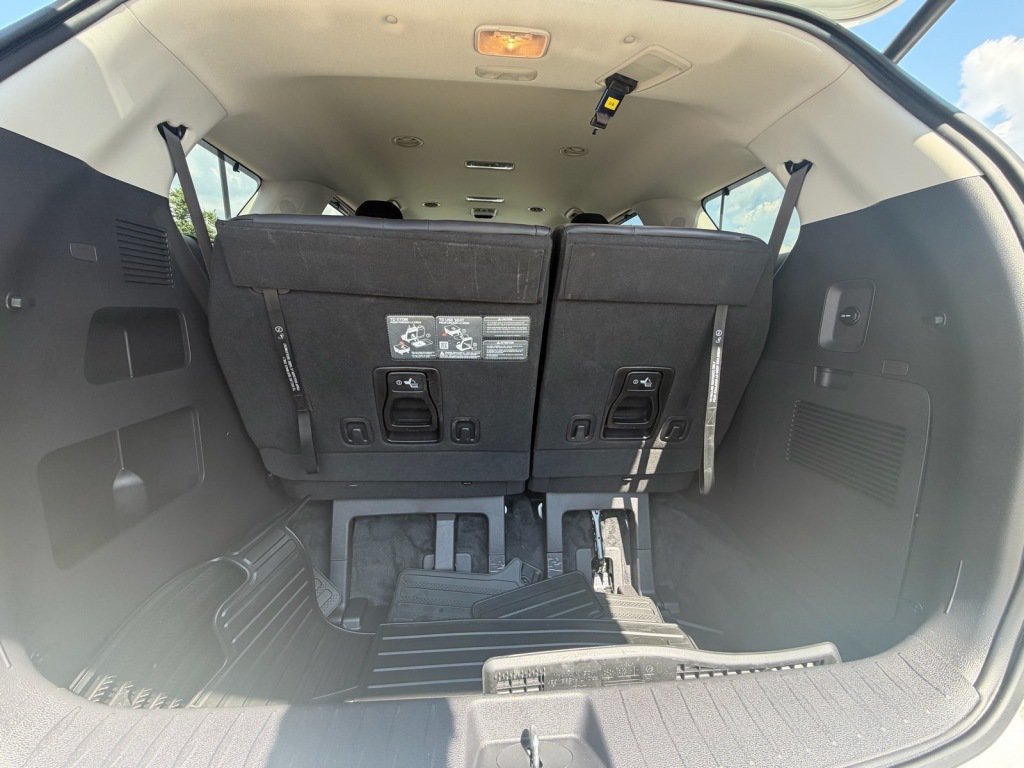 Used 2024 Kia Carnival EX FWD image 6