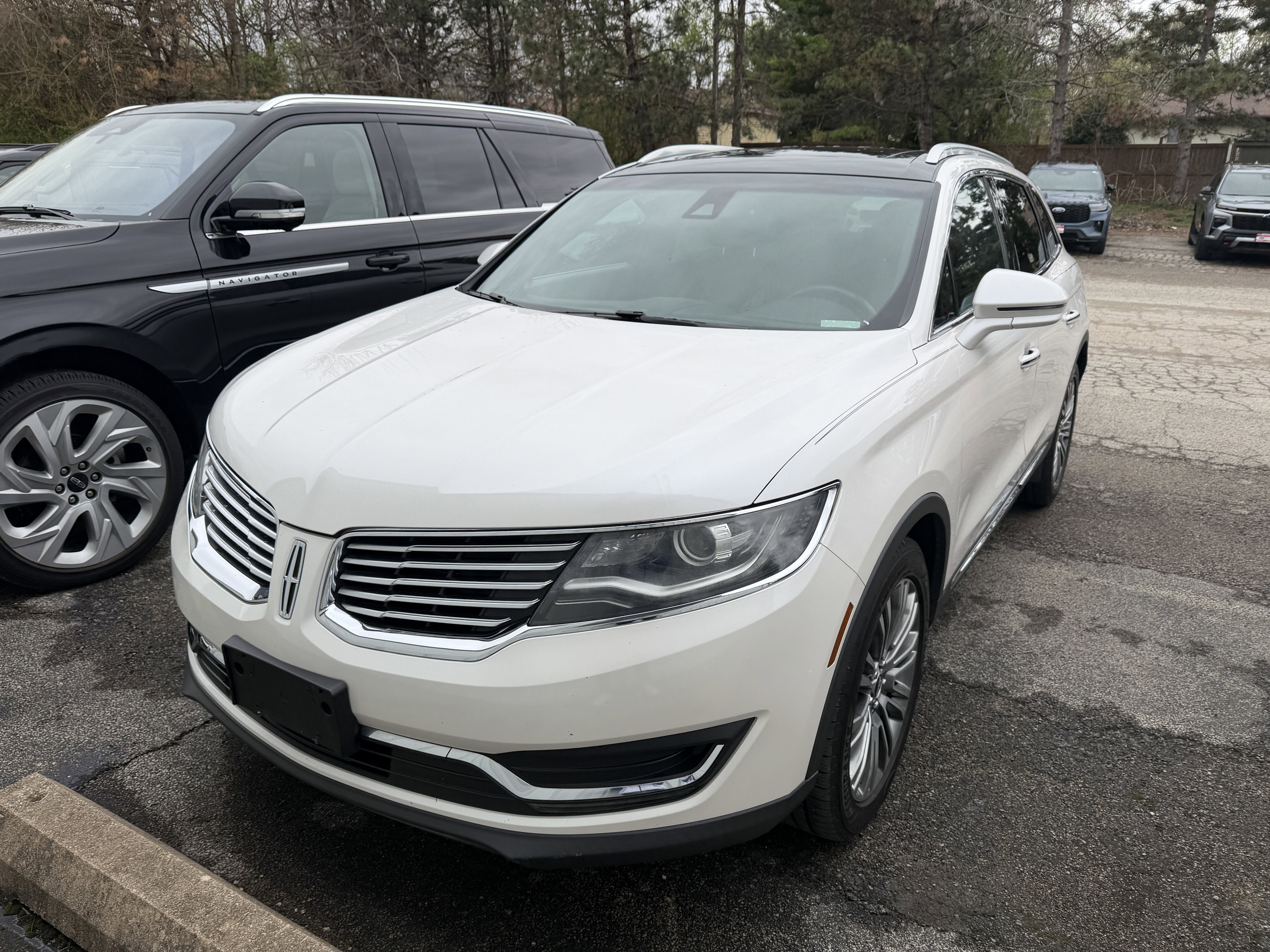 Used 2016 Lincoln MKX Reserve w/ Climate Package image 2