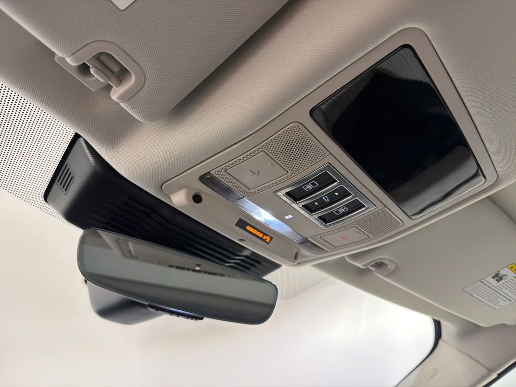 Used 2025 Land Rover Discovery S image 18