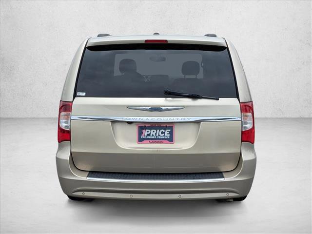 Used 2015 Chrysler Town & Country Touring-L w/ Driver Convenience Group FWD image 6