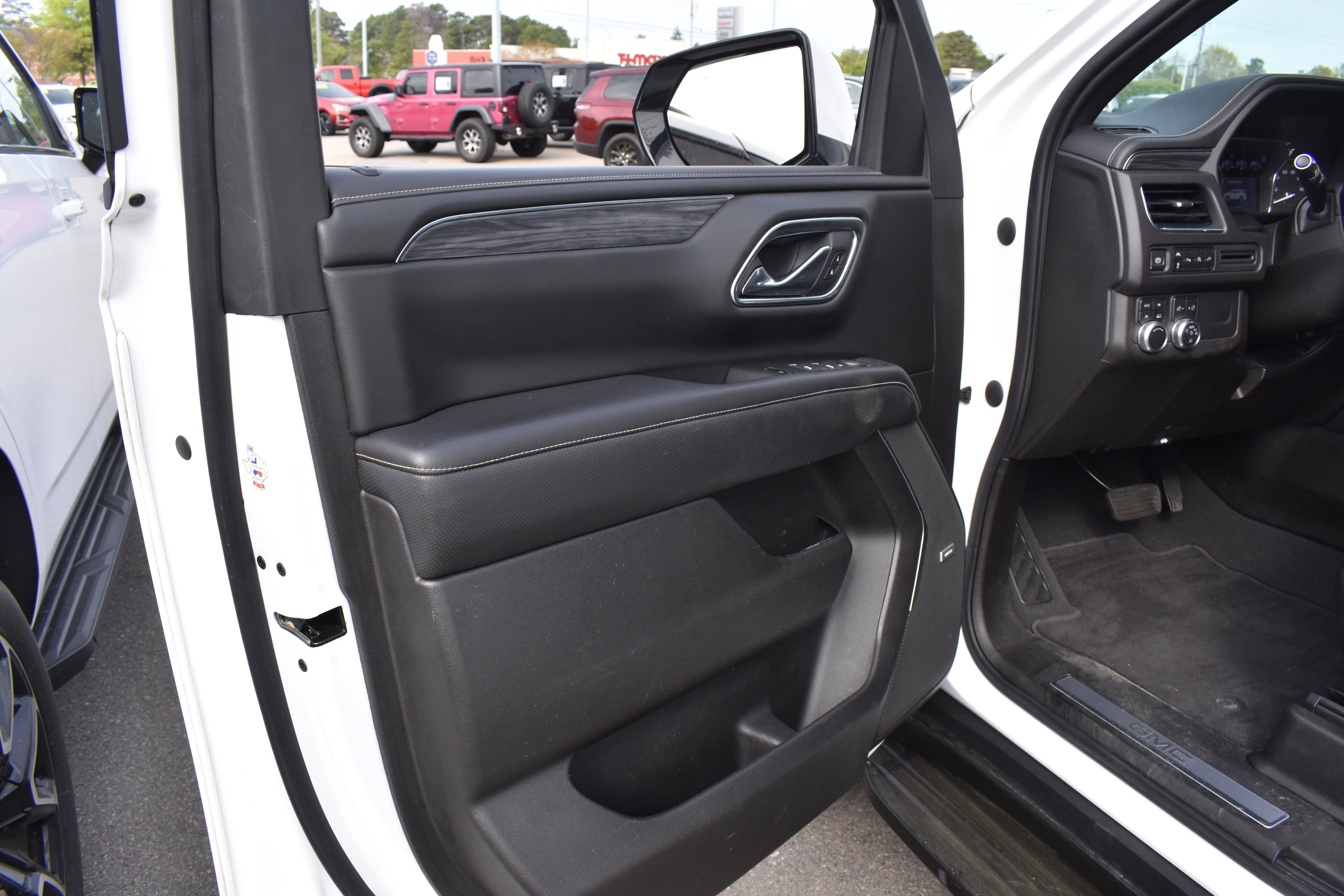 Used 2021 GMC Yukon XL SLT AWD/4WD image 25