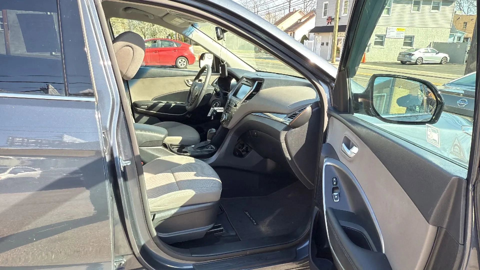 Used 2017 Hyundai Santa Fe SE AWD/4WD image 25