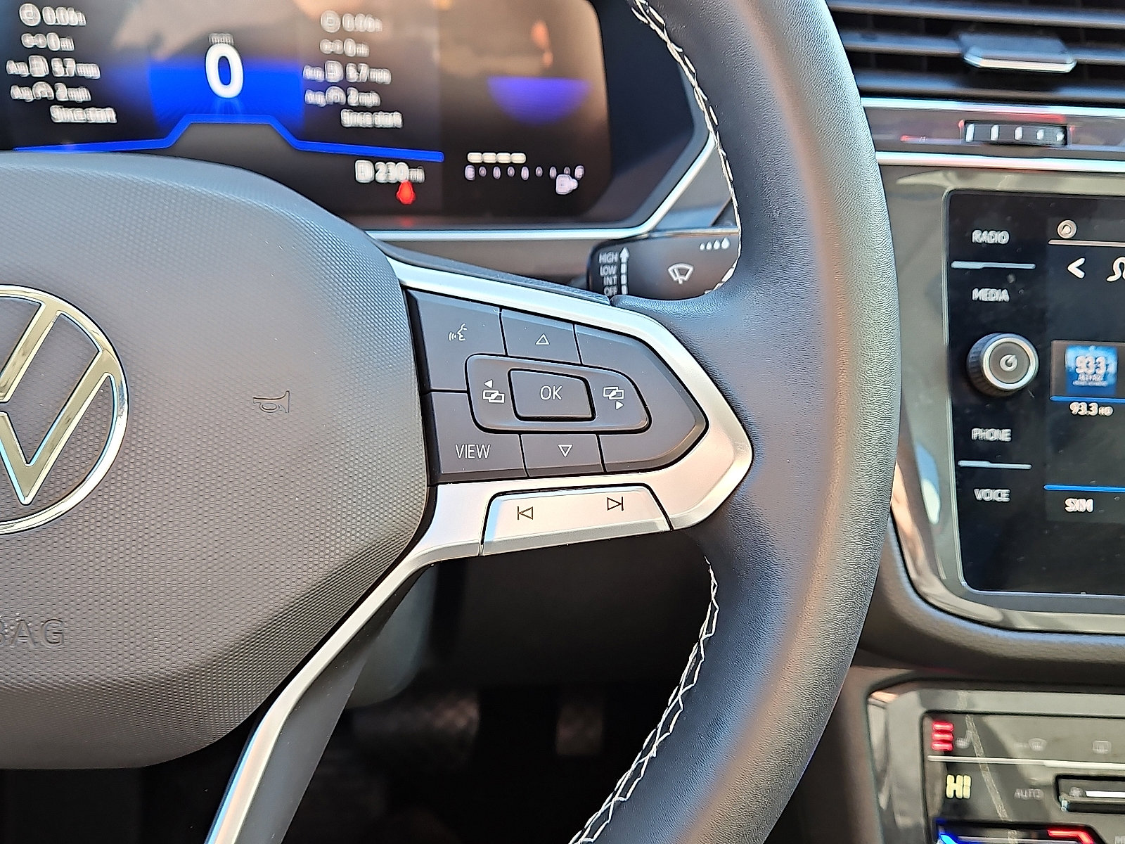 Certified 2023 Volkswagen Tiguan SE w/ Panoramic Sunroof Package image 18