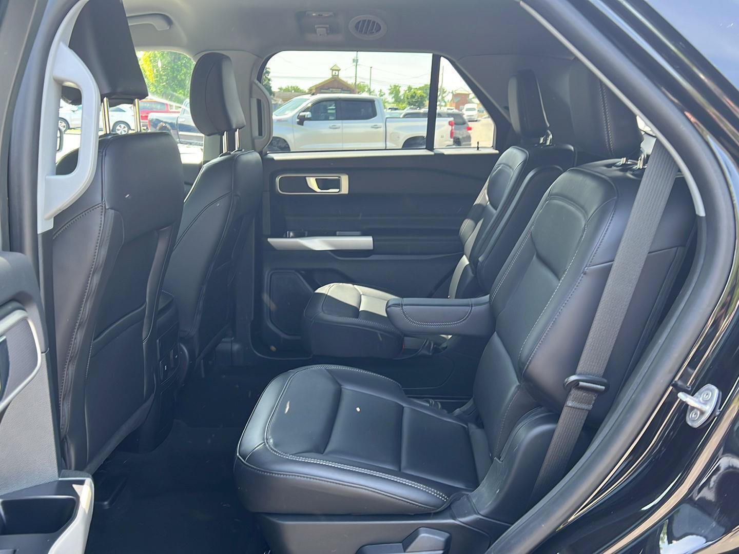 Used 2023 Ford Explorer XLT w/ Equipment Group 202A AWD/4WD image 18