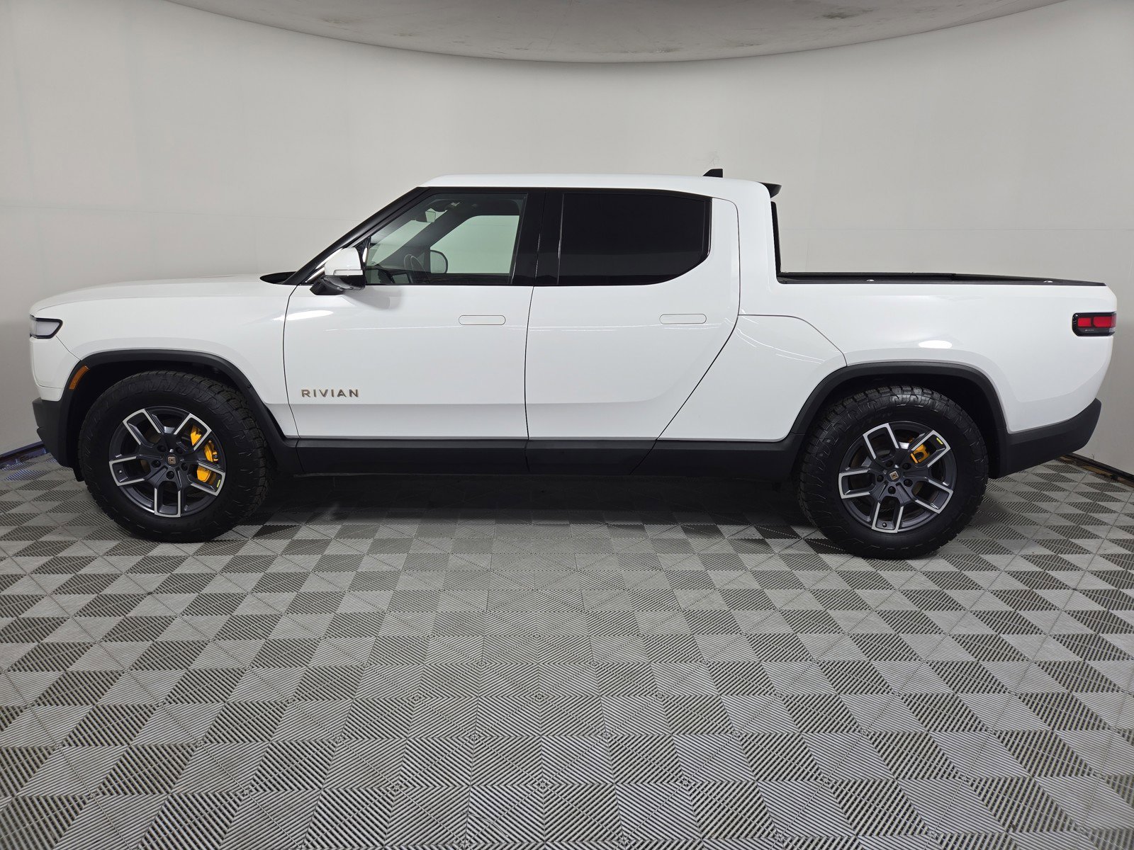 Used 2022 Rivian R1T Adventure image 2