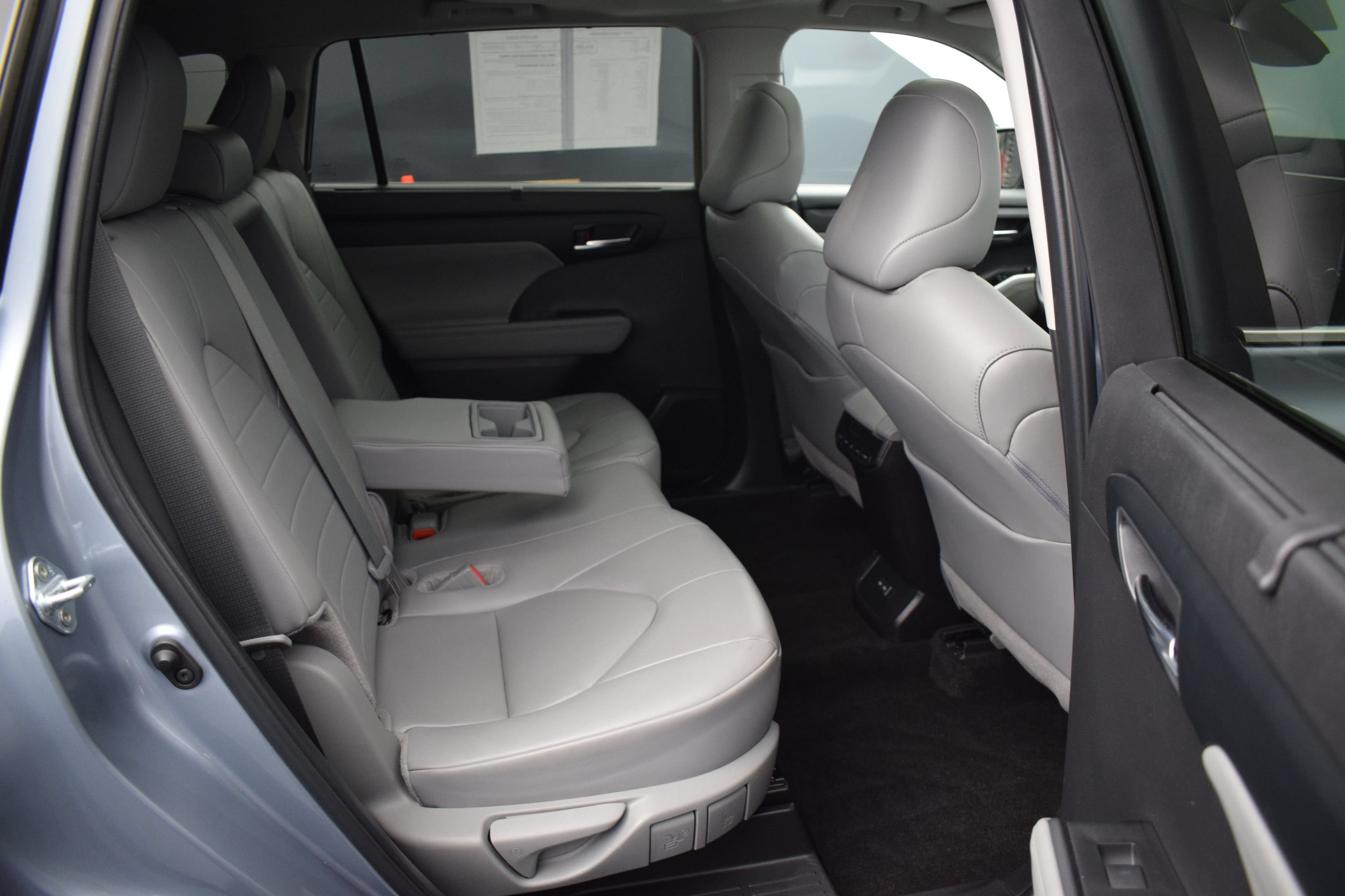 Used 2024 Toyota Highlander XLE AWD/4WD image 11