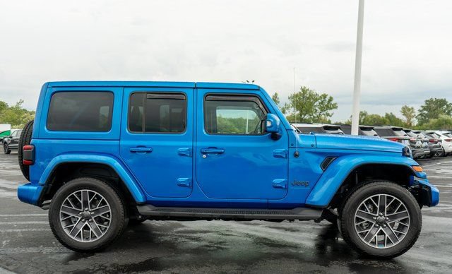 Used 2023 Jeep Wrangler Unlimited Sahara AWD/4WD image 5