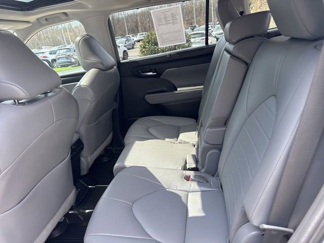 Used 2022 Toyota Highlander XLE AWD/4WD image 29