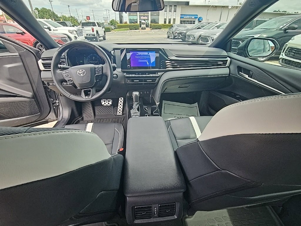 Used 2025 Toyota Camry SE image 12