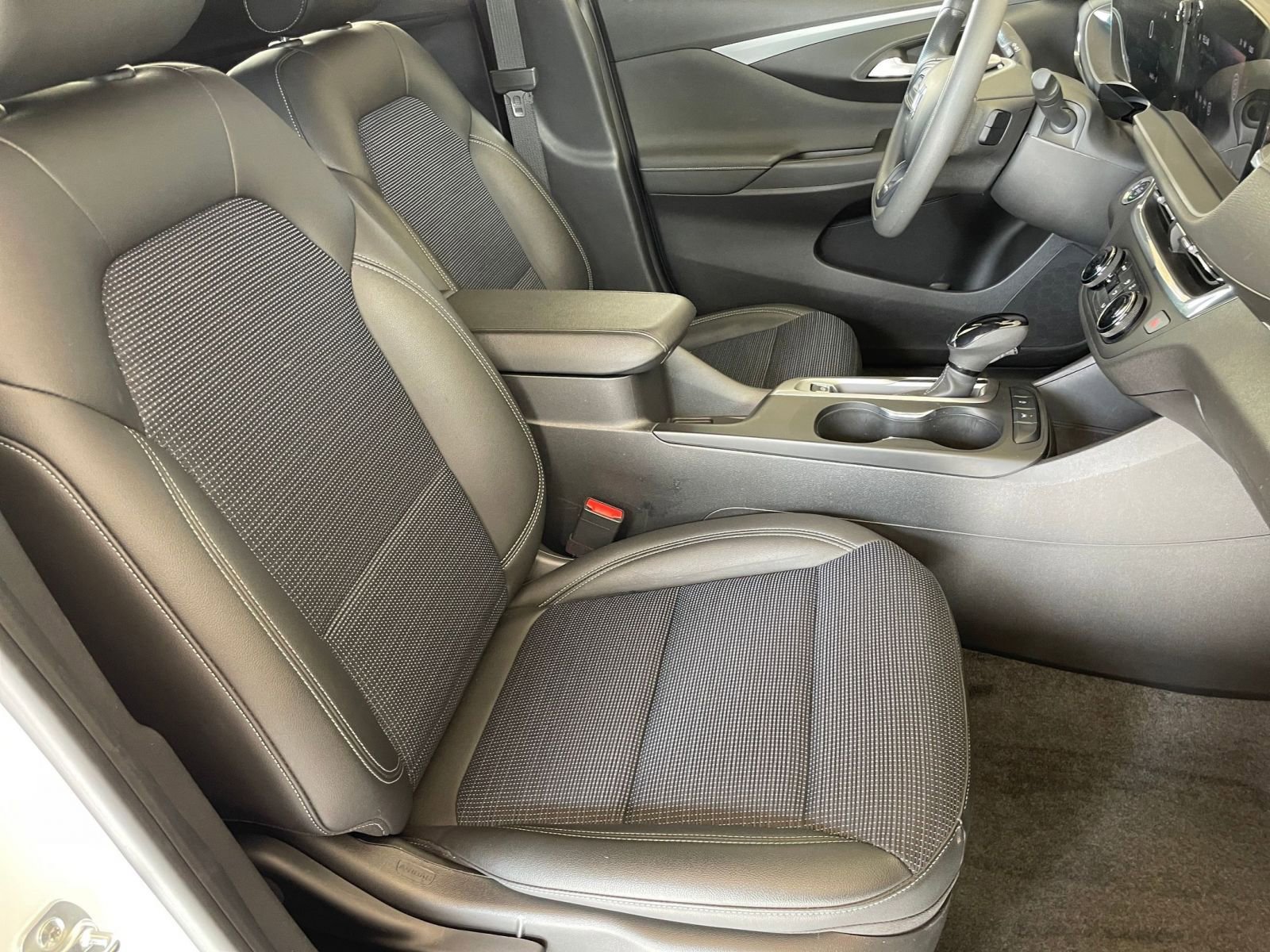 Used 2025 Buick Envista Preferred image 34