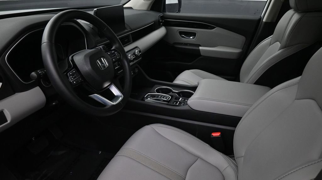 Used 2025 Honda Pilot Touring image 7