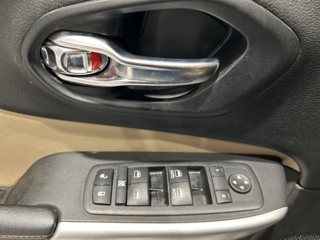 Used 2017 Jeep Cherokee Limited image 10