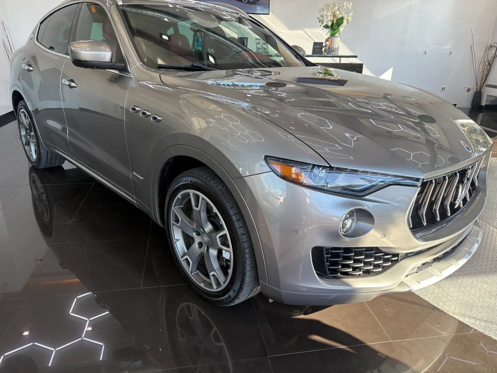 Used 2018 Maserati Levante GranLusso AWD/4WD image 2