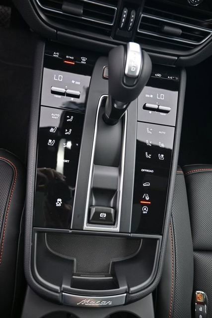 Certified 2025 Porsche Macan image 16
