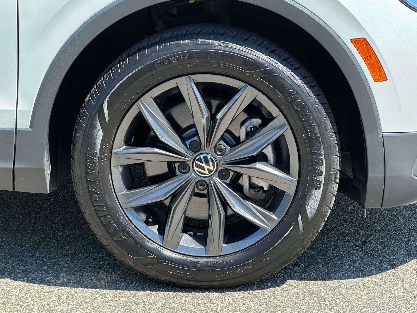 Used 2023 Volkswagen Tiguan SE AWD/4WD image 6
