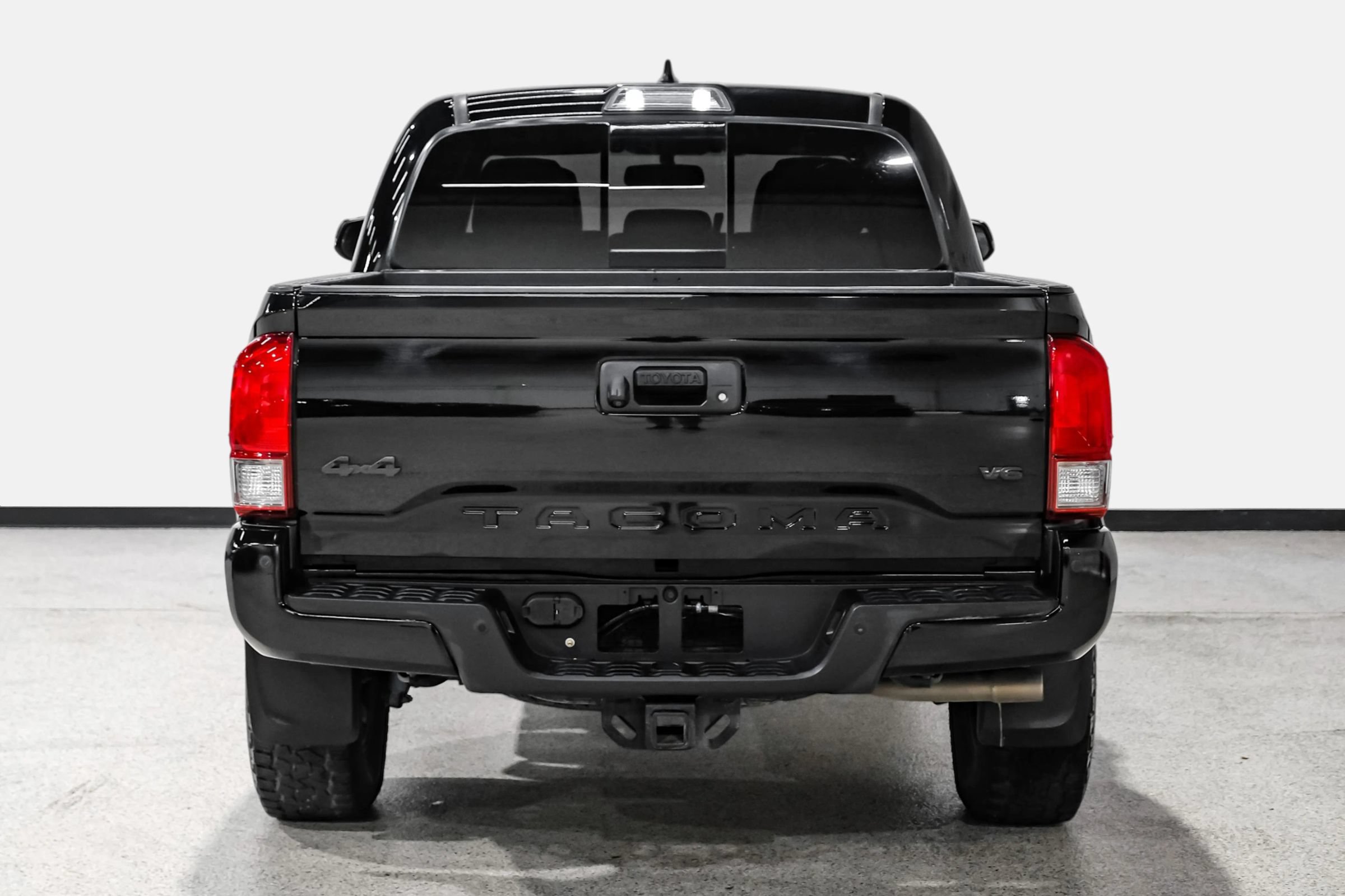 Used 2017 Toyota Tacoma TRD Sport w/ Premium & Technology Package AWD/4WD image 7
