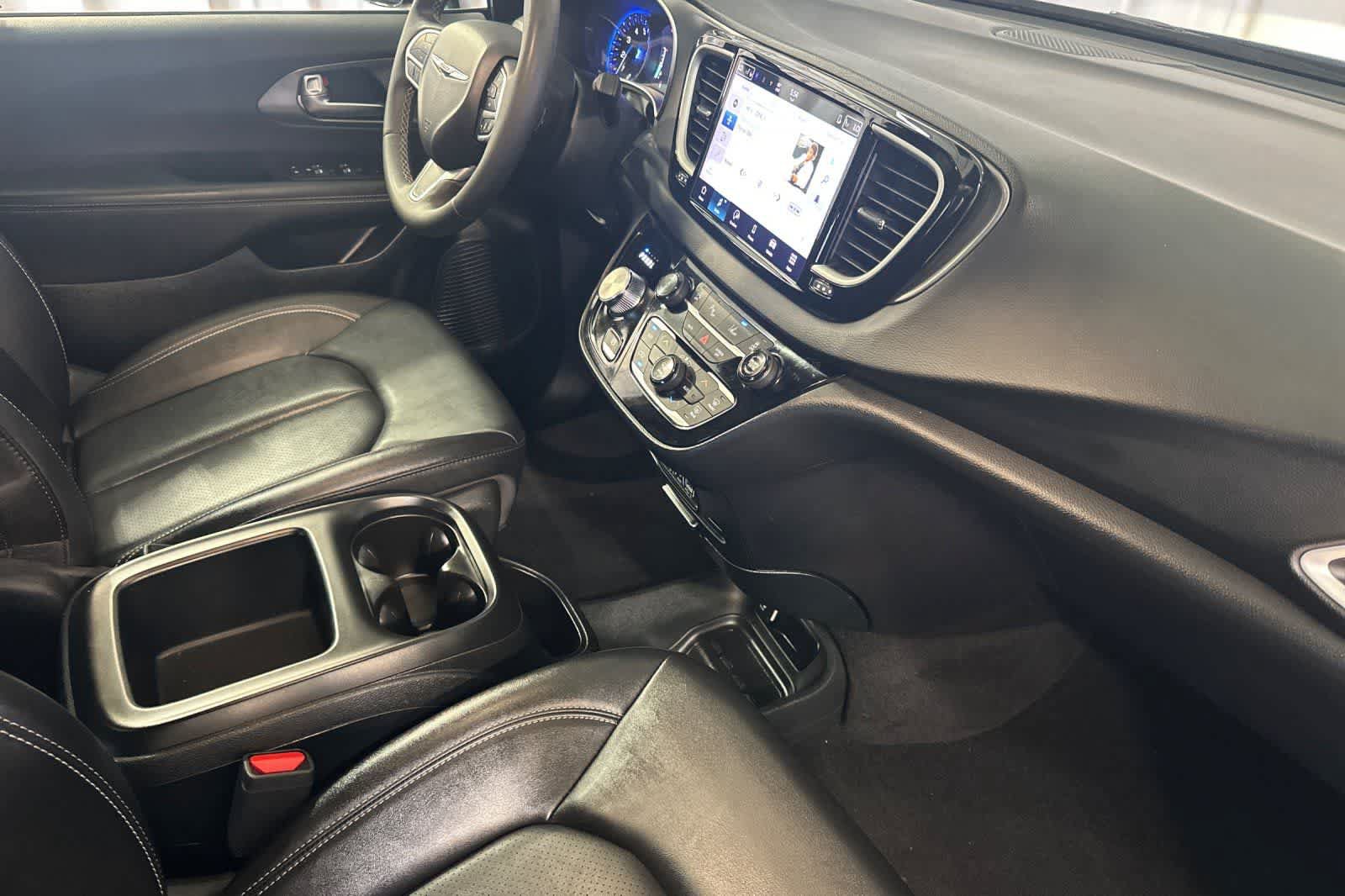 Used 2025 Chrysler Pacifica Select FWD image 19