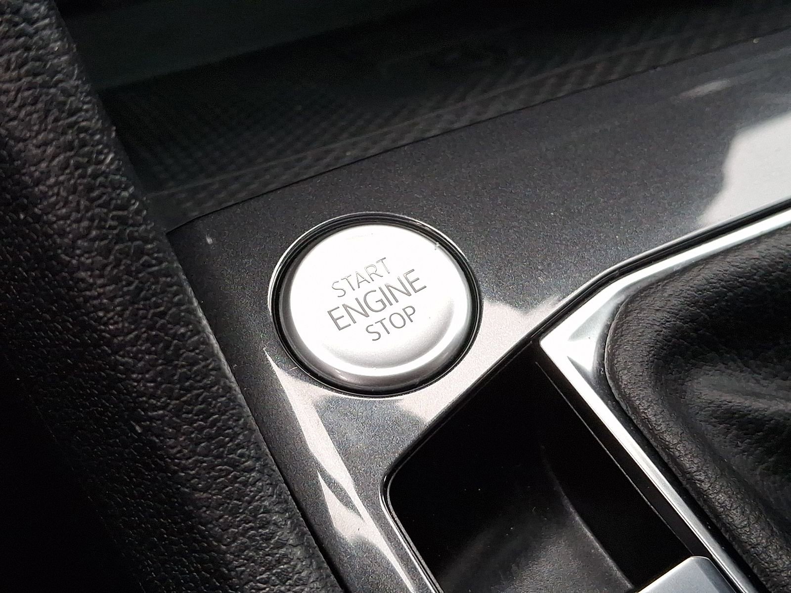 Used 2022 Volkswagen Tiguan SE R-Line image 24