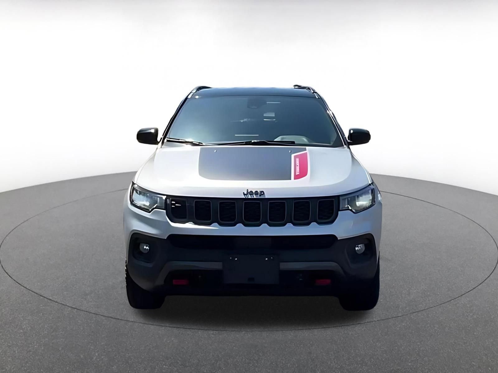 Used 2025 Jeep Compass Trailhawk AWD/4WD image 4