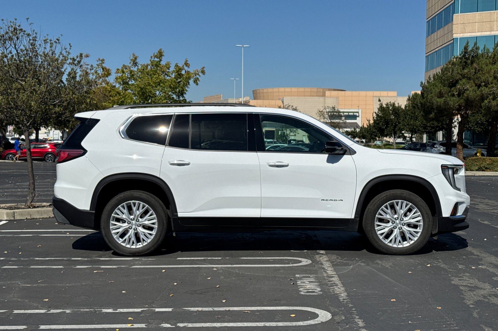 Used 2026 GMC Acadia Elevation w/ Elevation Premium Package FWD image 3