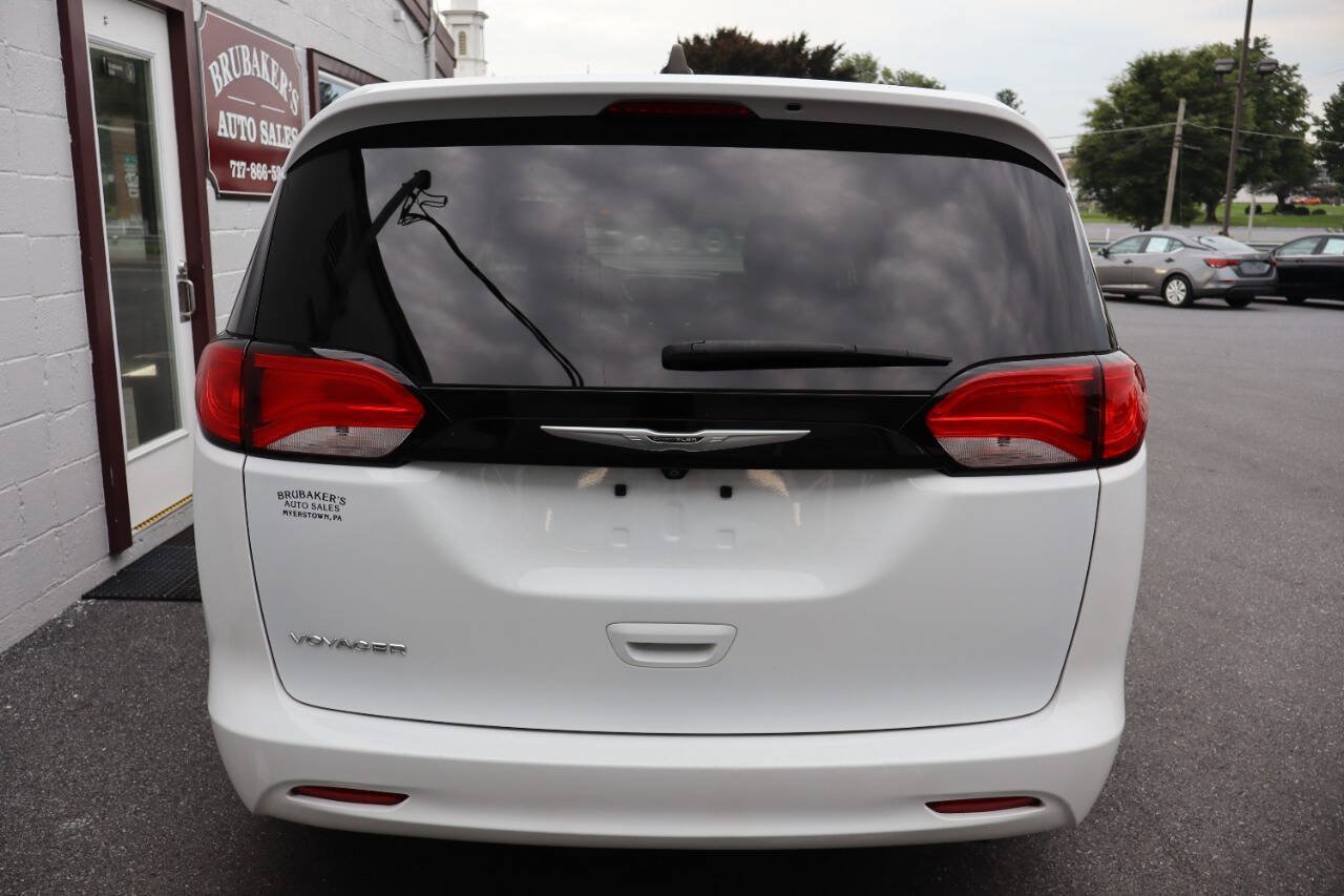 Used 2023 Chrysler Voyager LX FWD image 3