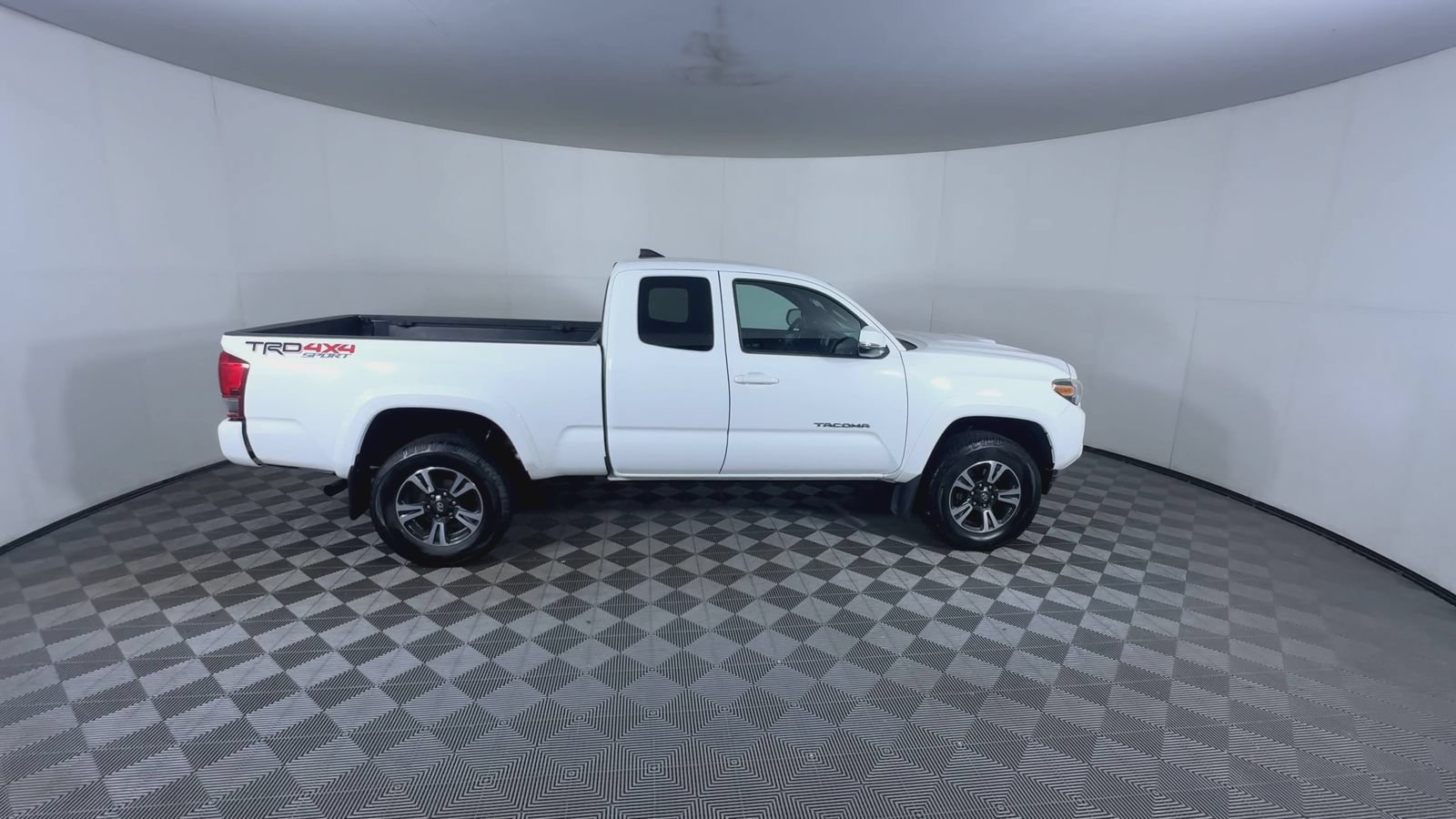 Used 2016 Toyota Tacoma TRD Sport w/ Towing Package AWD/4WD image 9
