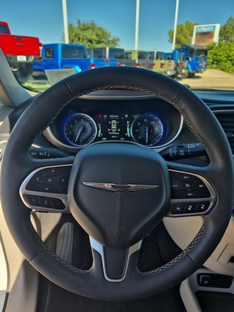 Certified 2024 Chrysler Pacifica Touring-L image 39