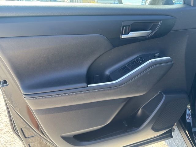 Used 2024 Toyota Highlander XLE FWD image 26
