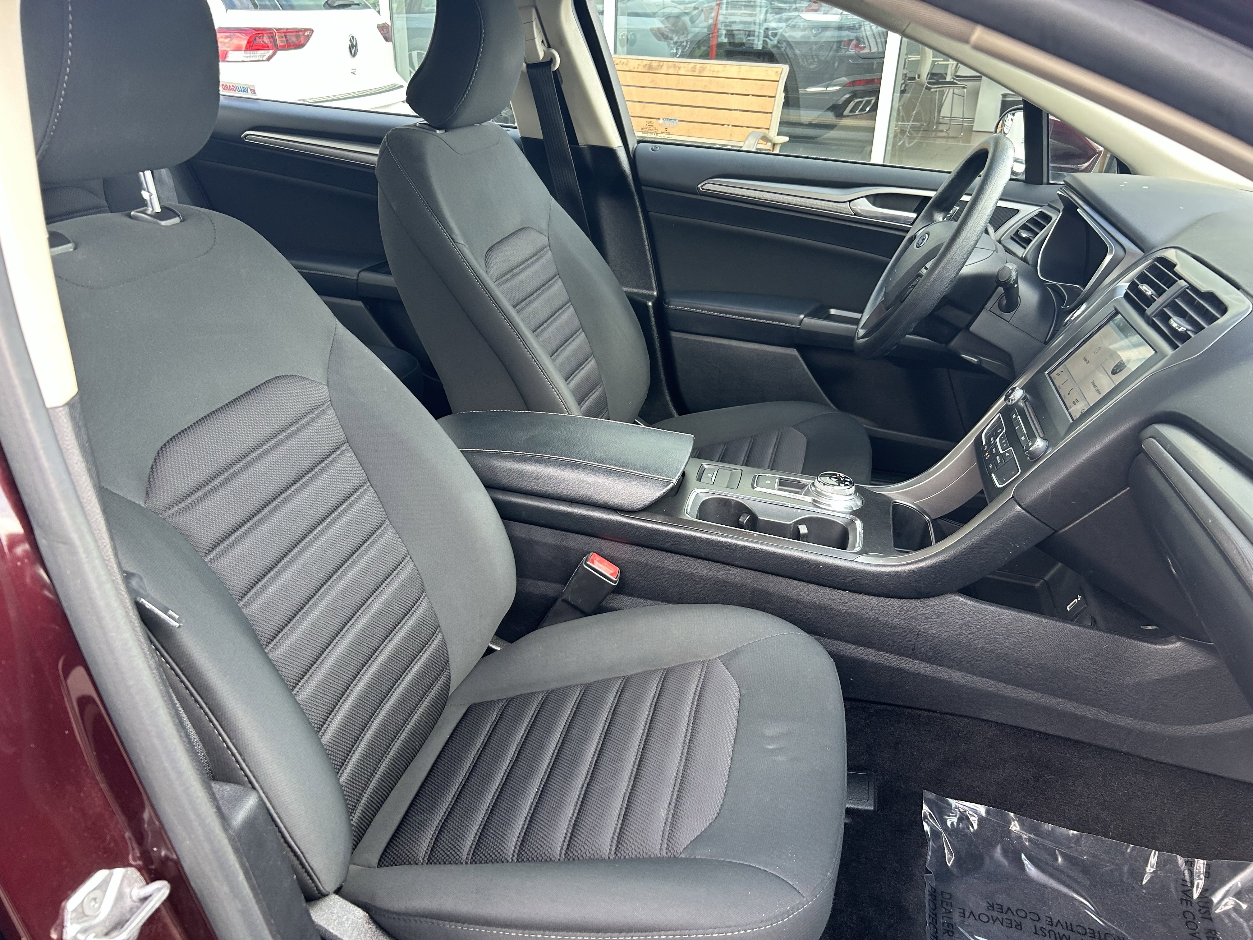 Used 2017 Ford Fusion SE w/ Fusion SE Technology Package image 25