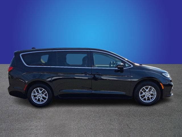 Used 2024 Chrysler Pacifica Touring-L image 4
