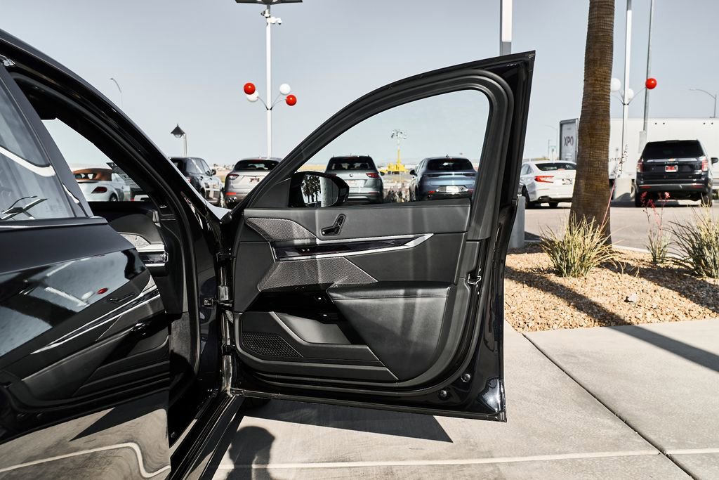 Used 2024 BMW 740i w/ Premium Package RWD image 9