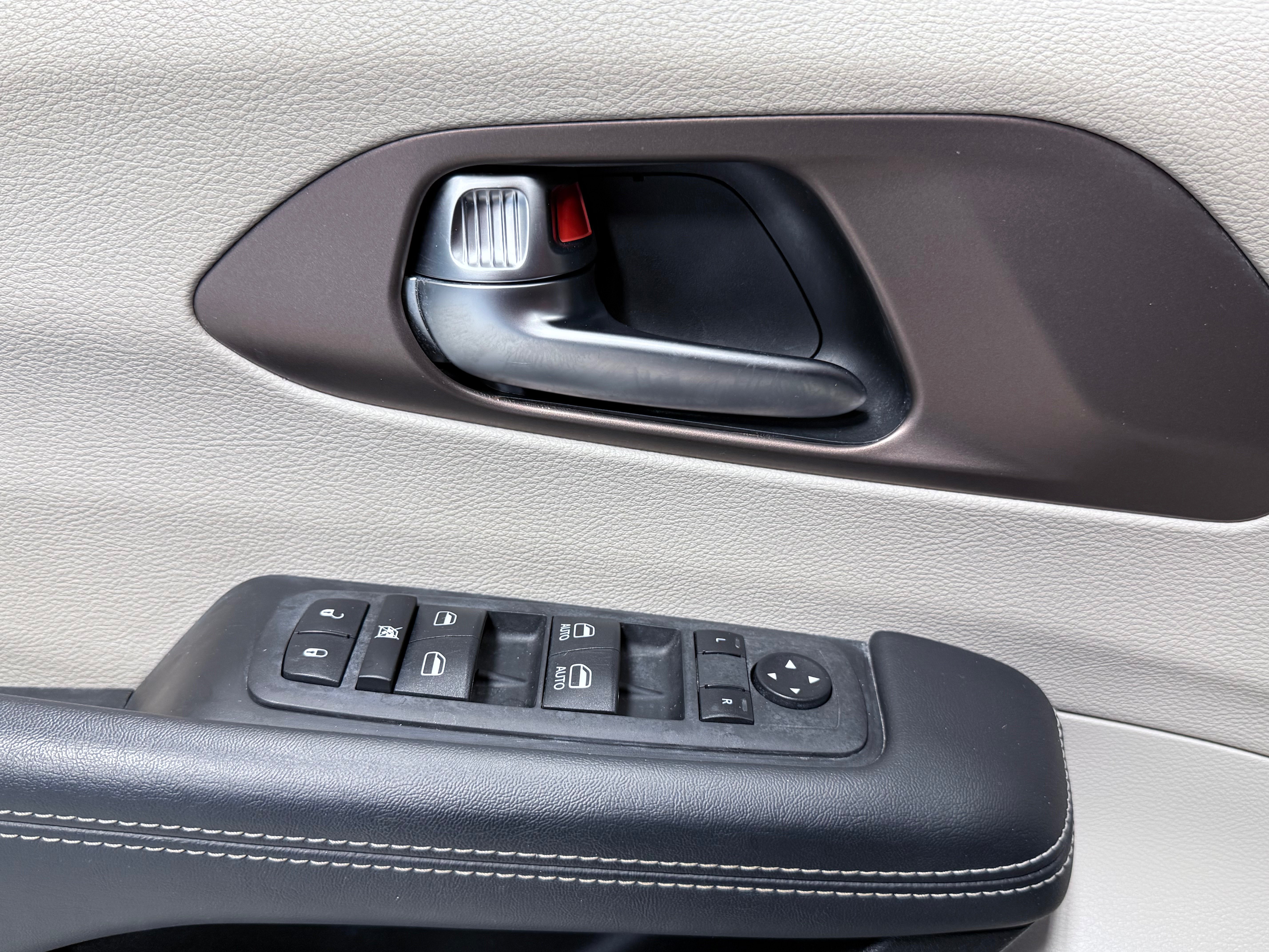 Used 2023 Chrysler Voyager LX FWD image 17