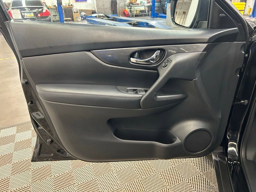 Used 2018 Nissan Rogue SV FWD image 18