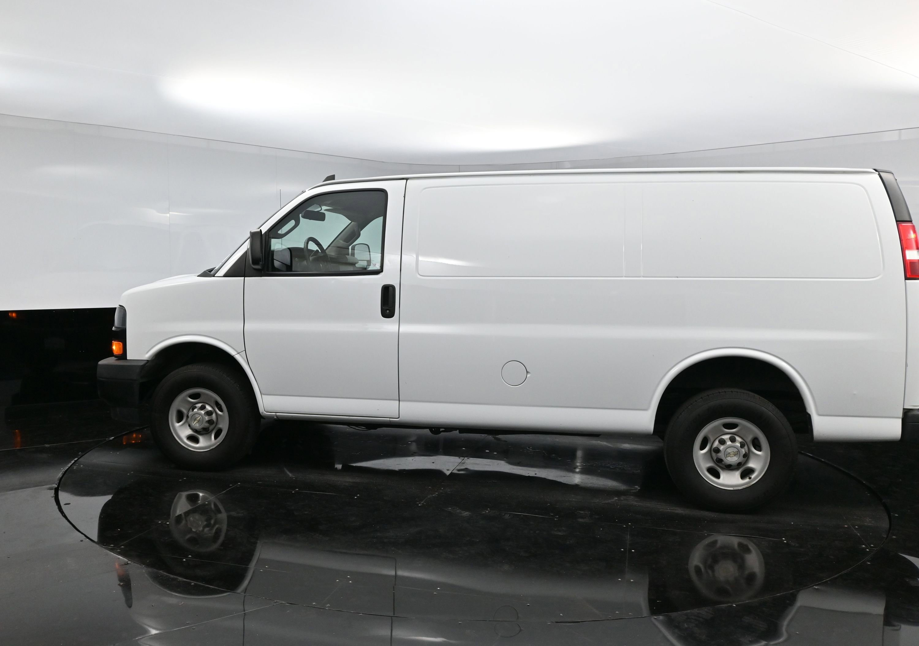 Used 2022 Chevrolet Express 2500 w/ Driver Convenience Package image 4