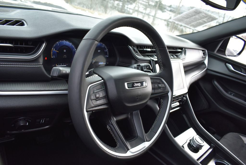 Used 2024 Jeep Grand Cherokee L Altitude image 10