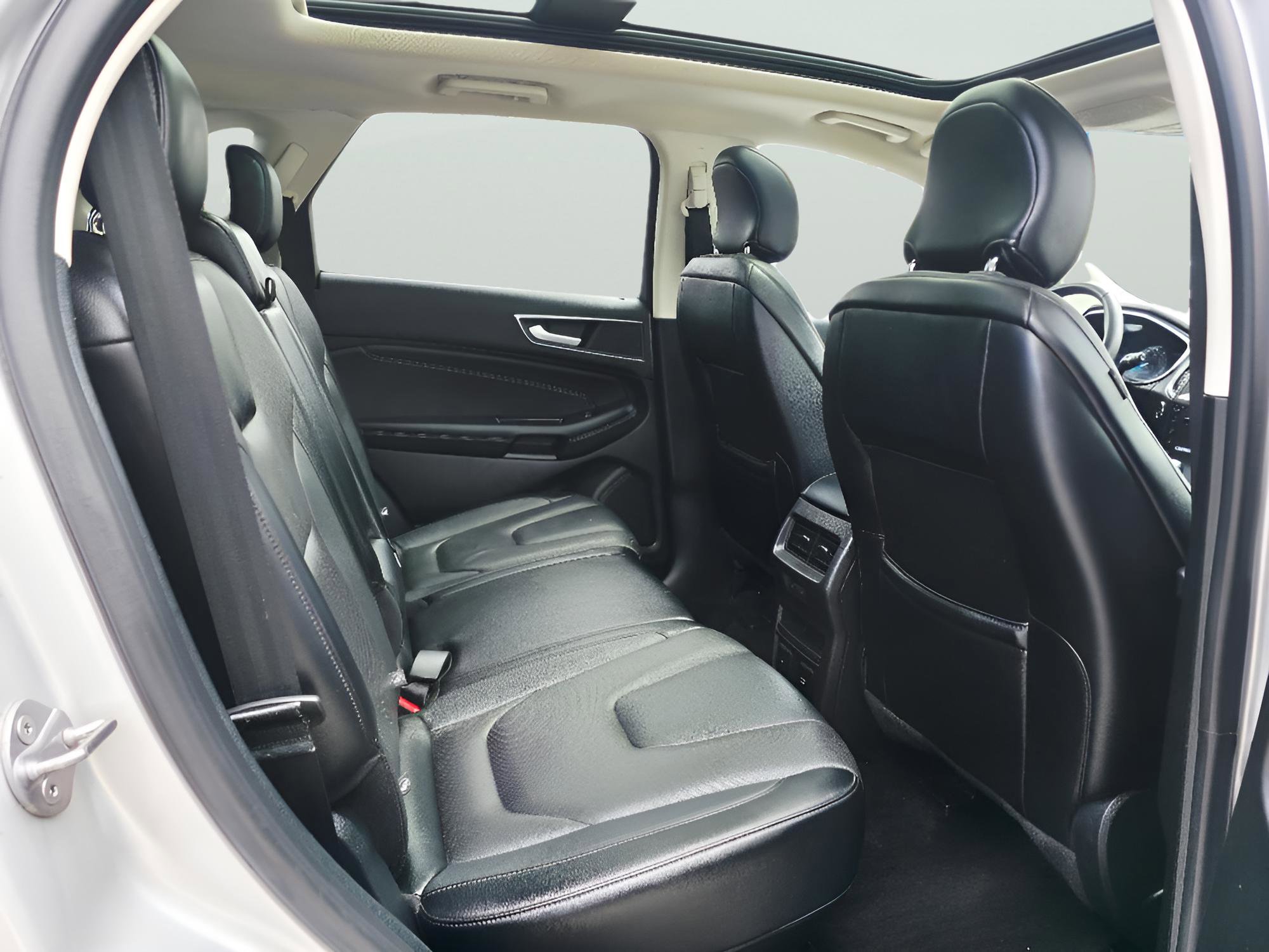 Used 2018 Ford Edge Titanium w/ Equipment Group 301A AWD/4WD image 14