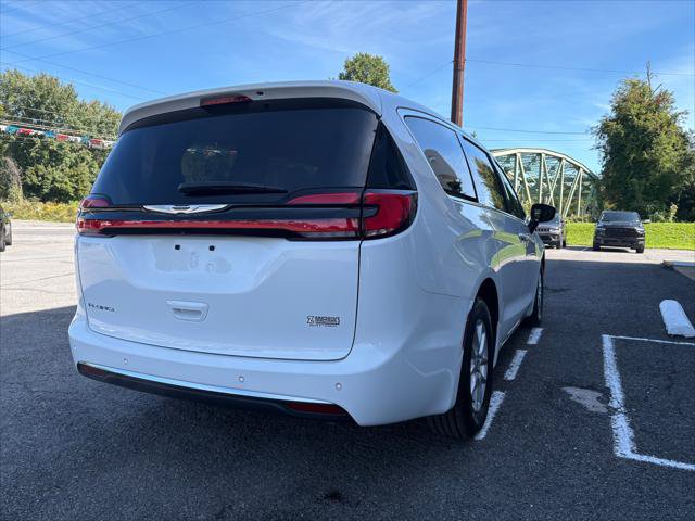 Certified 2025 Chrysler Pacifica Select FWD image 8