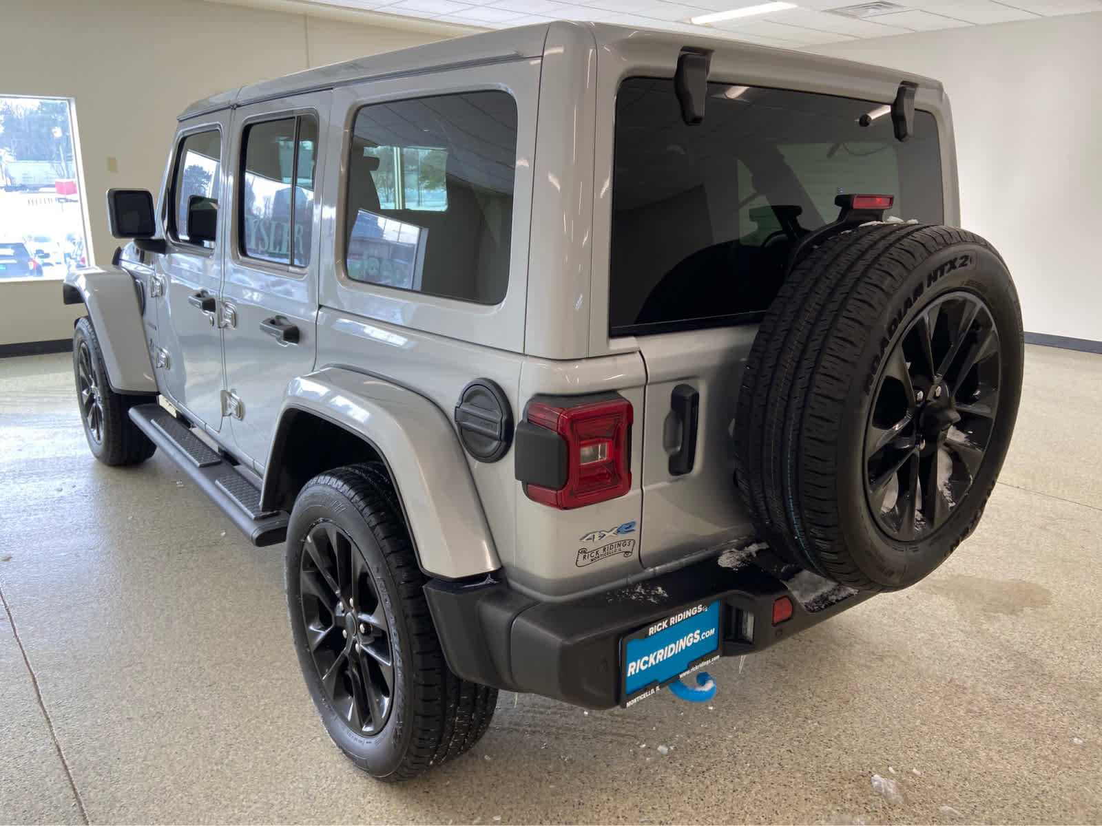 Used 2024 Jeep Wrangler Sahara w/ Technology Group AWD/4WD image 11