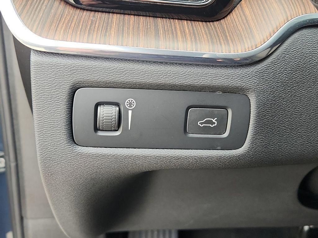 Used 2022 Volvo XC60 B5 Inscription w/ Climate Package image 24