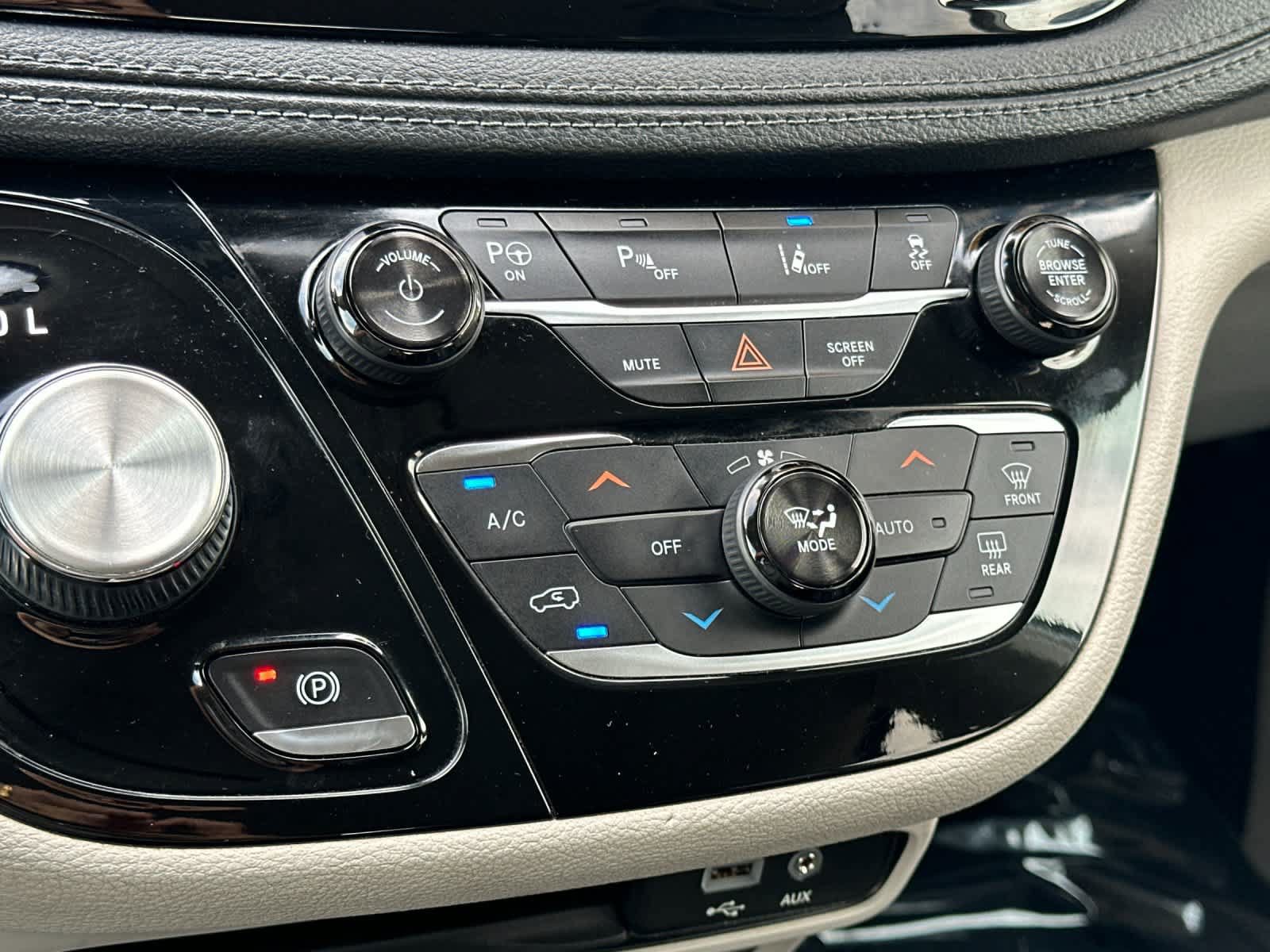 Used 2018 Chrysler Pacifica Limited w/ Advanced Safetytec Group FWD image 23
