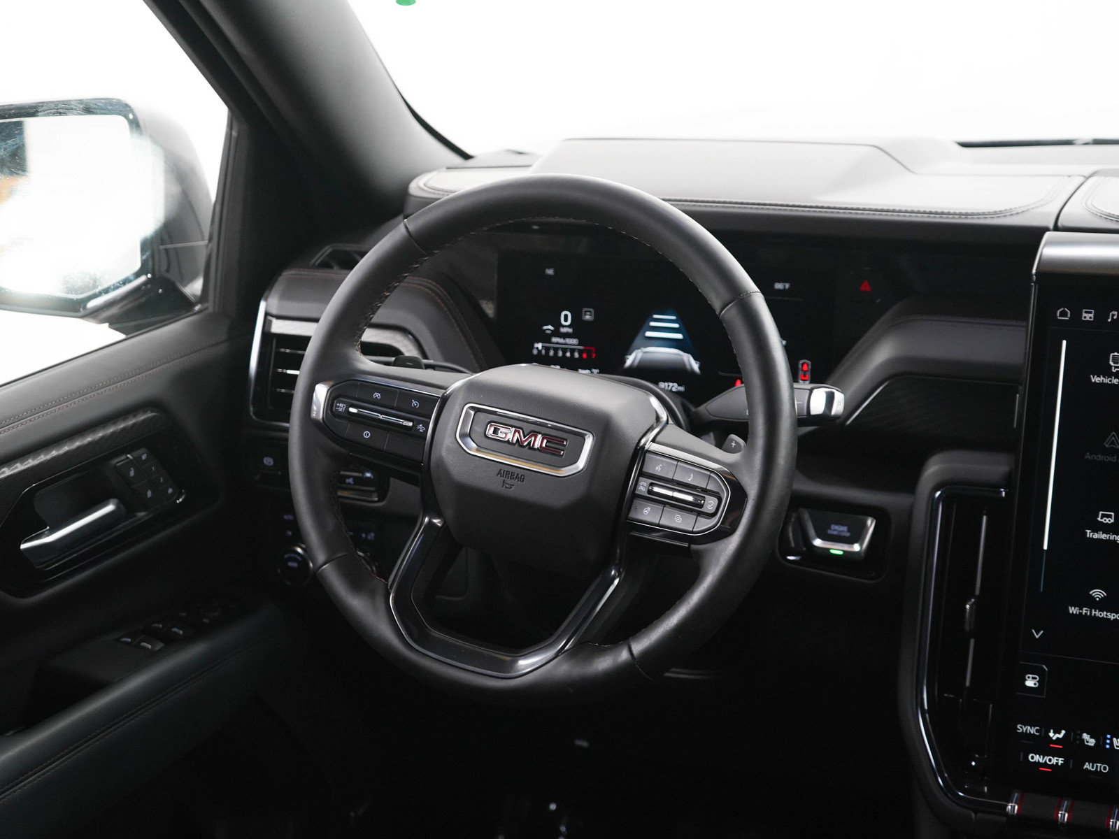 Used 2025 GMC Yukon AT4 AWD/4WD image 14