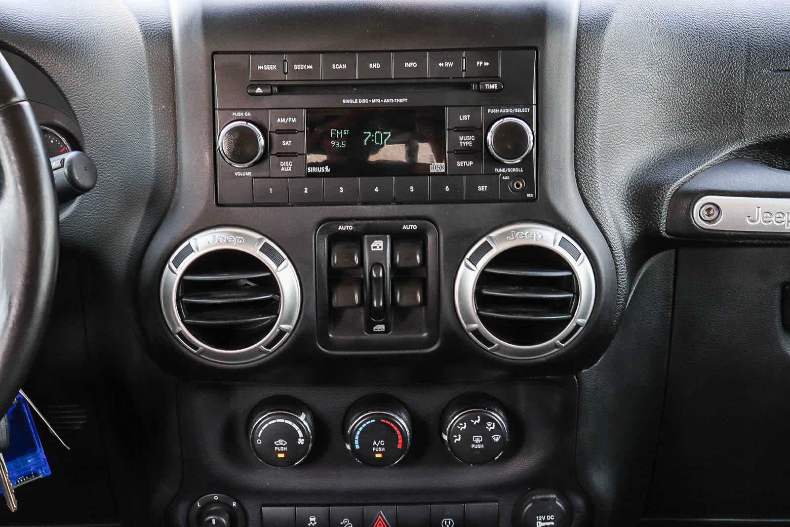 Used 2018 Jeep Wrangler Unlimited Sahara AWD/4WD image 16