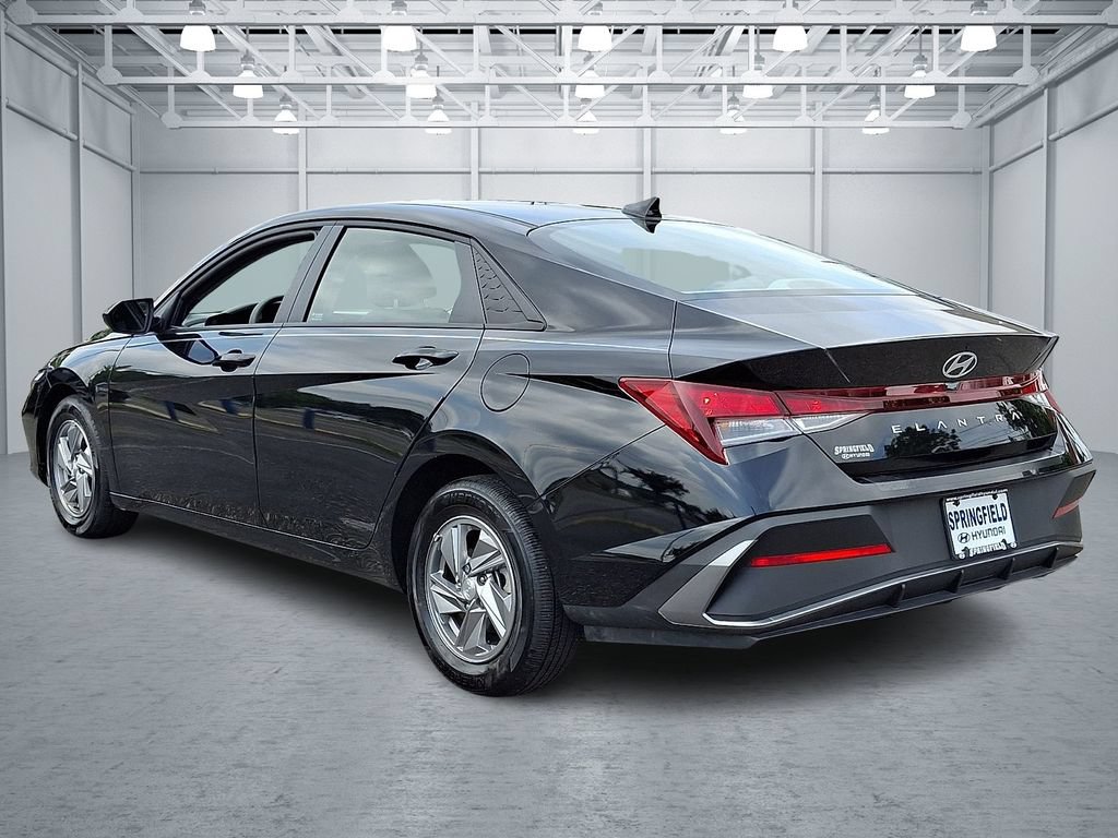 Certified 2025 Hyundai Elantra SE w/ Cargo Package FWD image 6