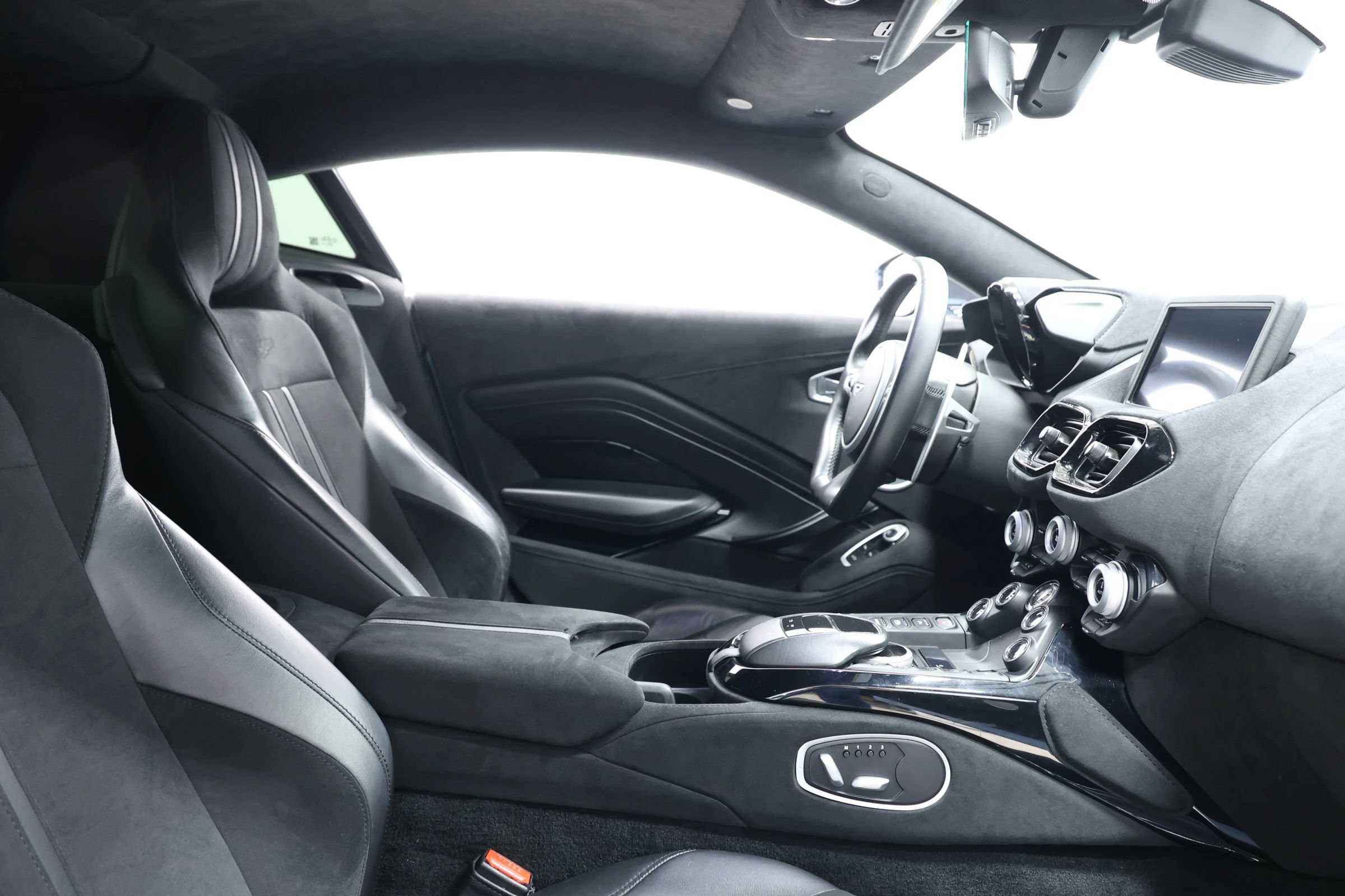 Used 2020 Aston Martin V8 Vantage Coupe RWD image 77