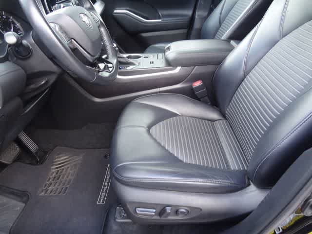 Used 2021 Toyota Highlander XSE FWD image 6