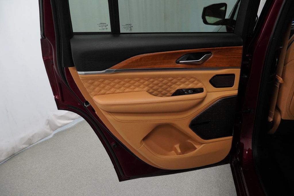 Certified 2025 Jeep Grand Cherokee Summit AWD/4WD image 37
