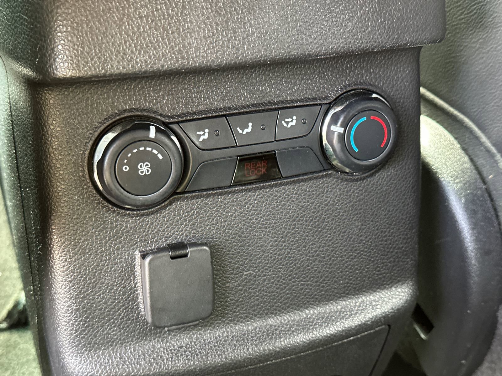 Used 2014 Ford Explorer XLT w/ Equipment Group 202A image 23