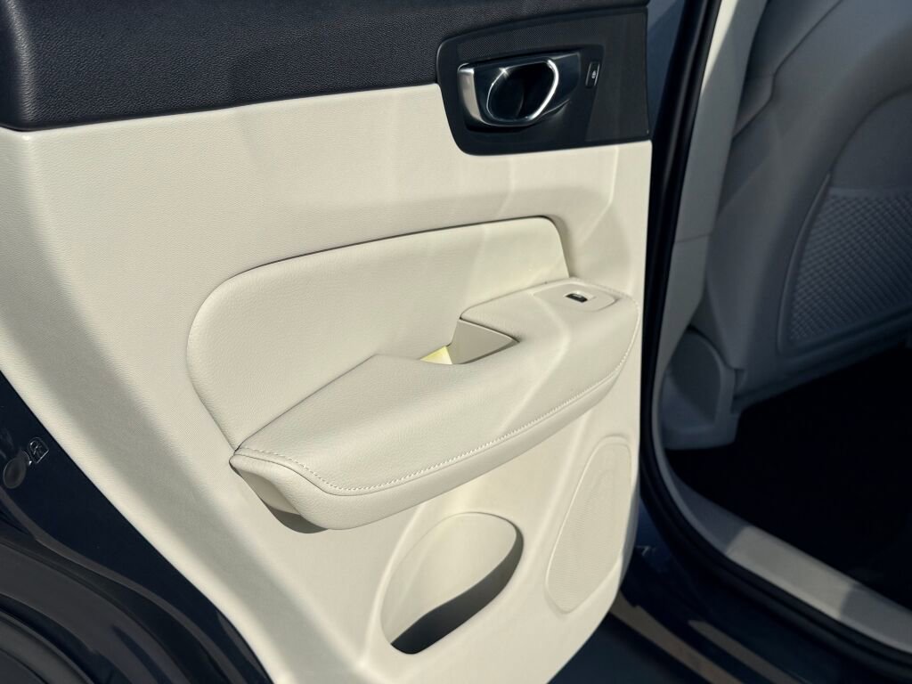 Used 2020 Volvo XC60 T5 Inscription w/ Protection Package Premier image 18