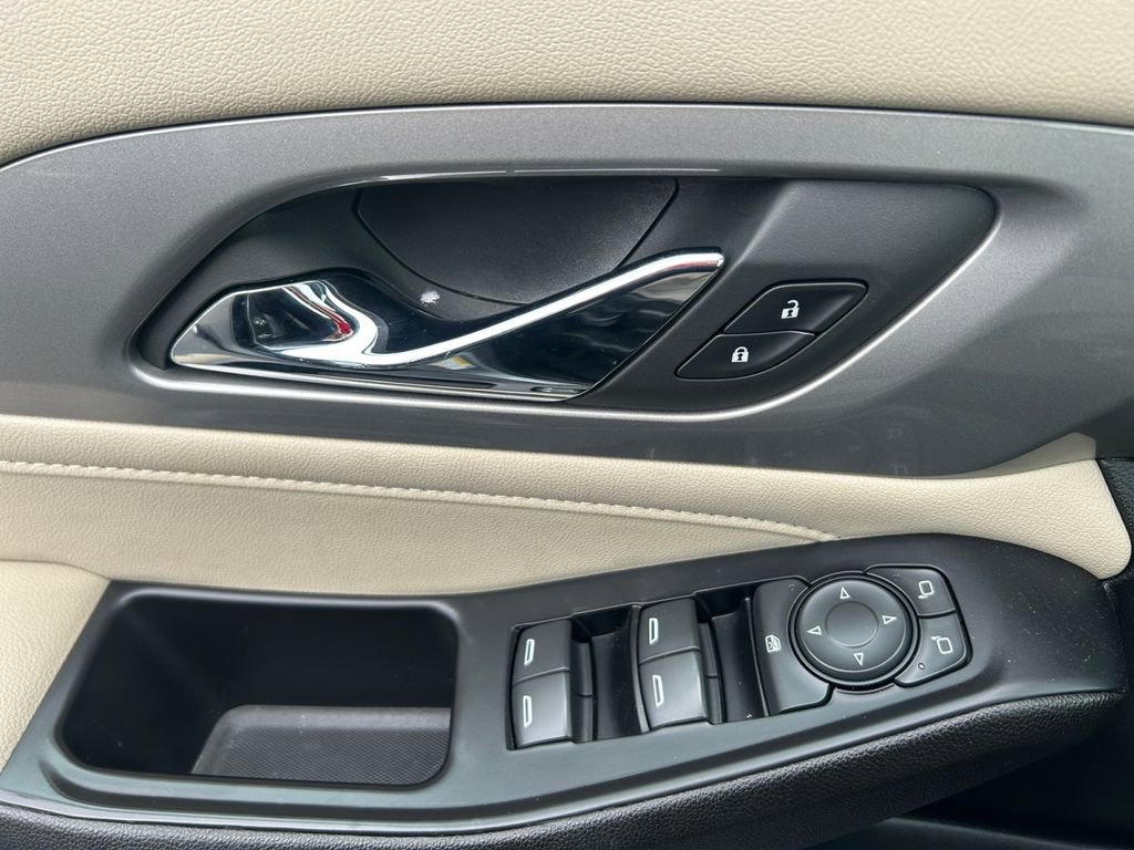 Used 2023 Chevrolet Traverse LS w/ Safety Package image 18