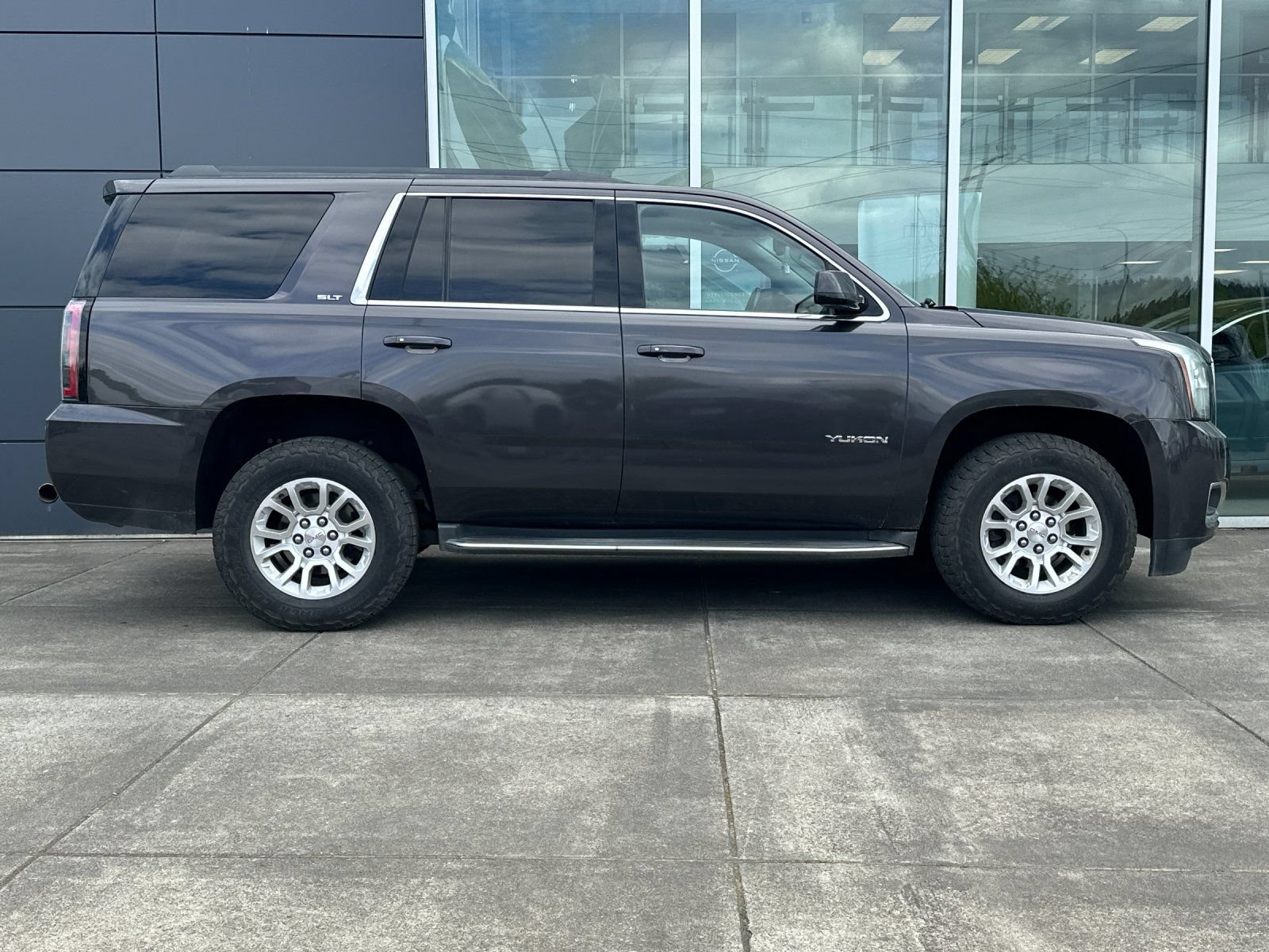 Used 2015 GMC Yukon SLT AWD/4WD image 2